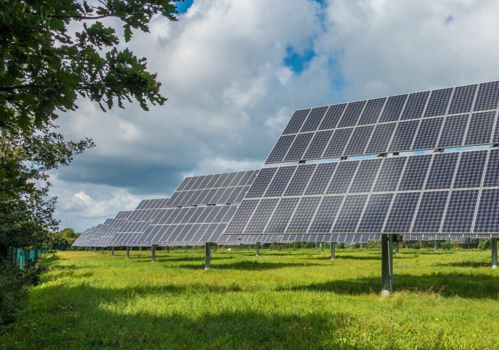 panneaux solaires pour réduire l'empreinte carbone en entreprise
